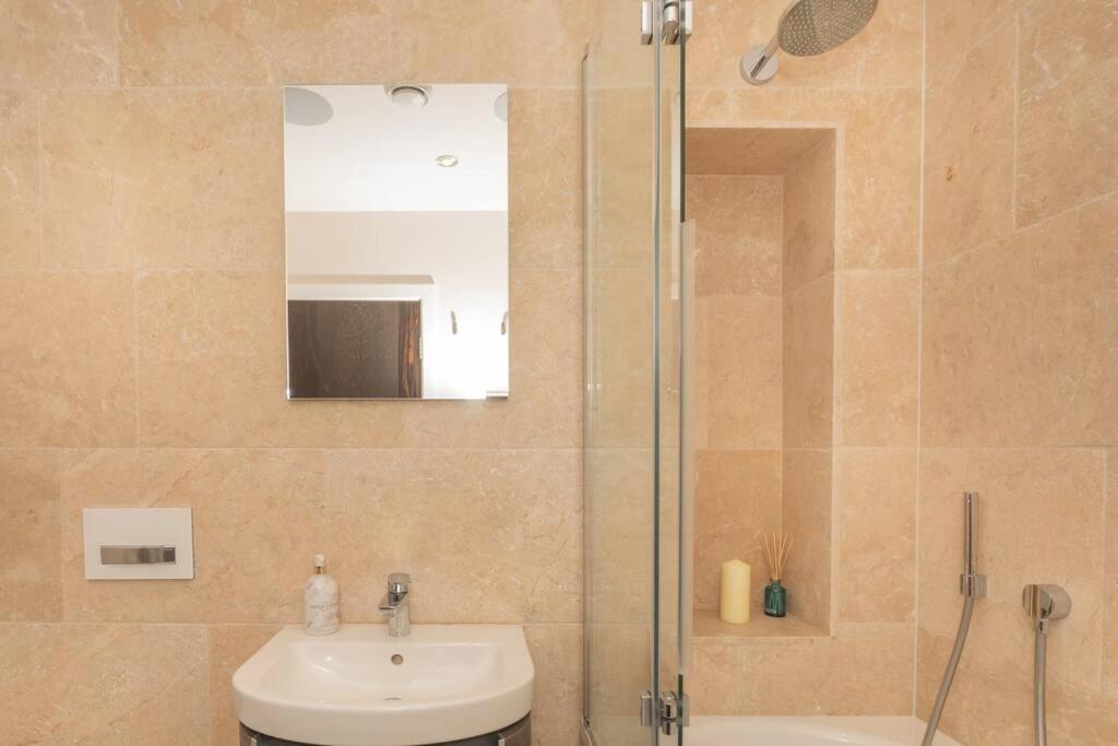 Stylish Penthouse Apartment With Hot Tub Bath Ngoại thất bức ảnh