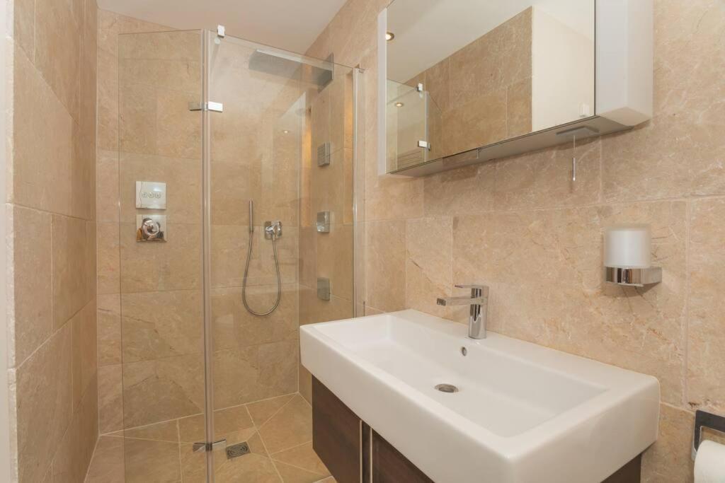 Stylish Penthouse Apartment With Hot Tub Bath Ngoại thất bức ảnh