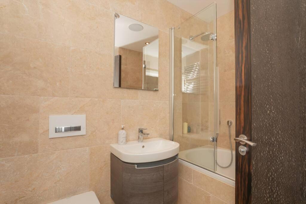 Stylish Penthouse Apartment With Hot Tub Bath Ngoại thất bức ảnh